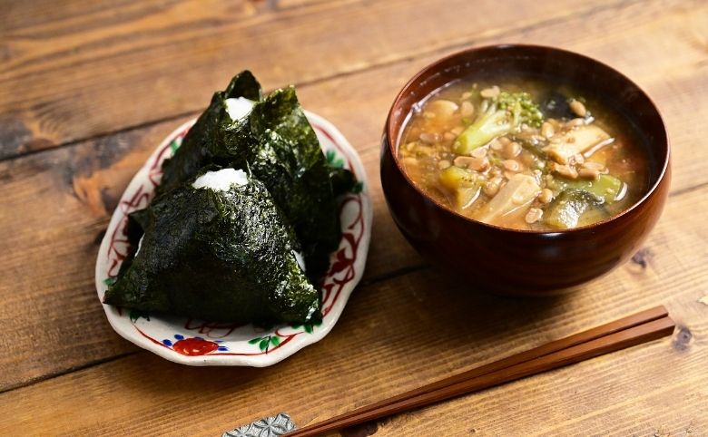 朝食はおにぎりと味噌汁