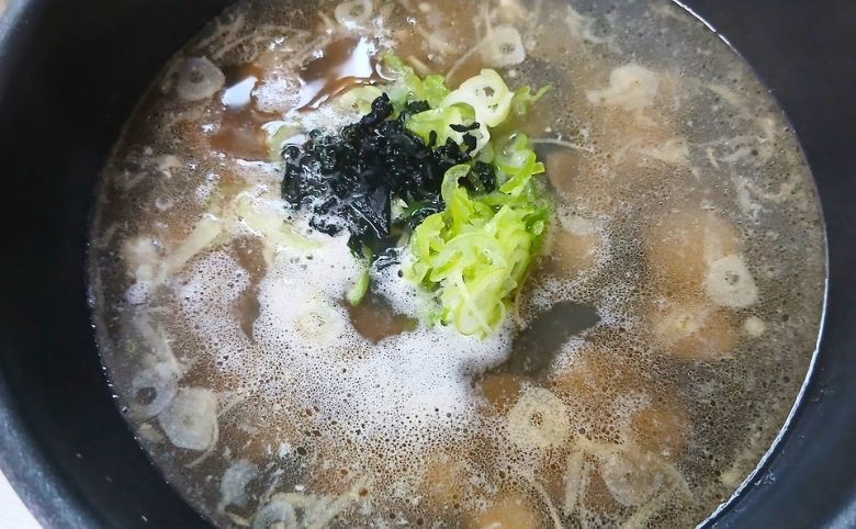 しじみと黒胡麻、わかめのスープ