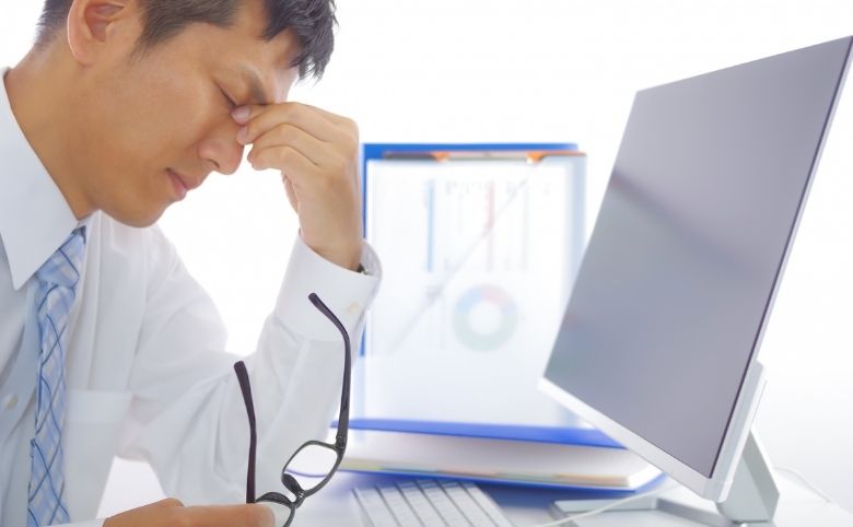 しじみは目にいい？眼精疲労の男性