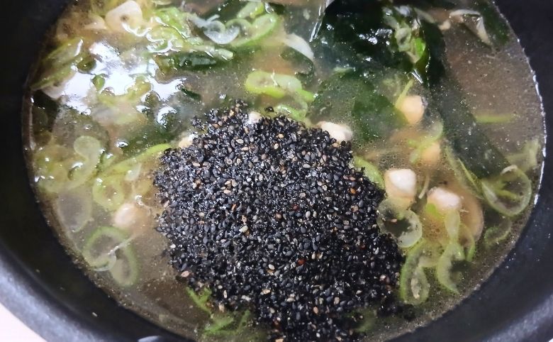 しじみと黒胡麻、わかめの薬膳風スープの作り方