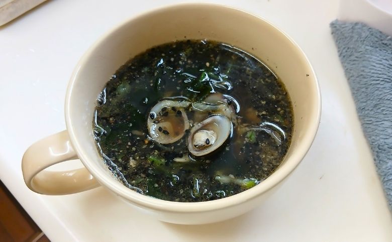 しじみの成分を効かせる黒ごまワカメ薬膳風スープ