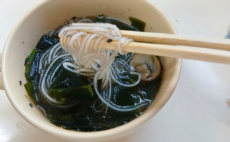 しじみの黒胡麻ワカメスープに春雨