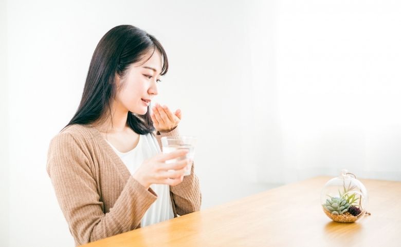 サプリメントを飲む