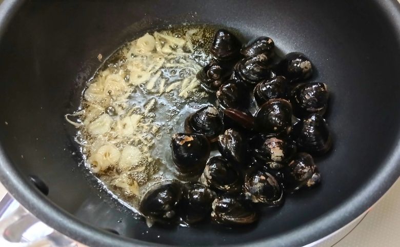 しじみを酒蒸しにする