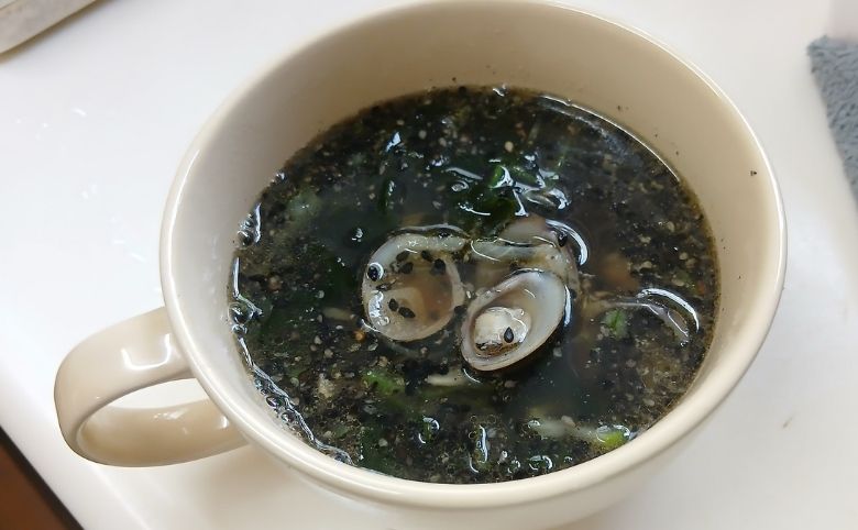 しじみの成分を効かせる黒ごまワカメ薬膳風スープ