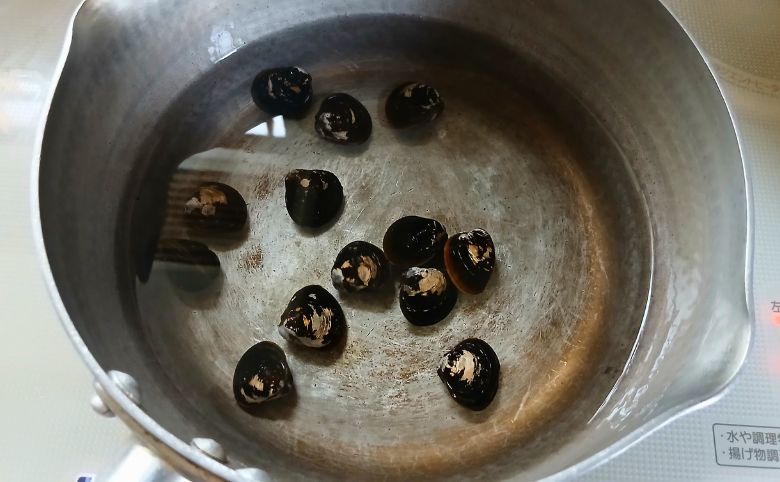 袋麺でしじみラーメンを作る