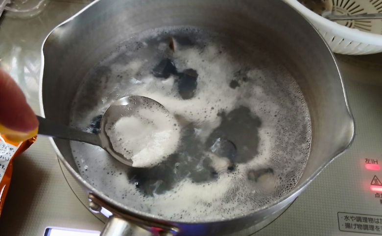 袋麺でしじみラーメンを作る