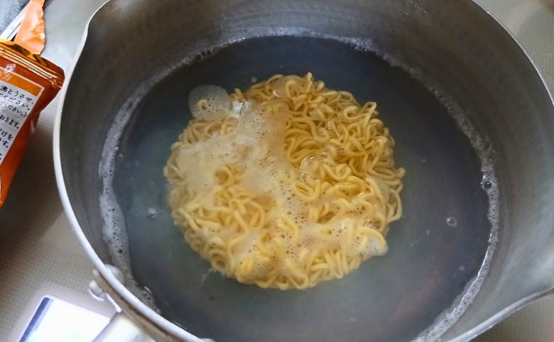 袋麺でしじみラーメンを作る