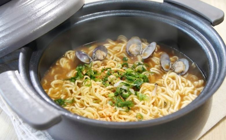 しじみ鍋アレンジレシピ味噌鍋に〆のラーメン